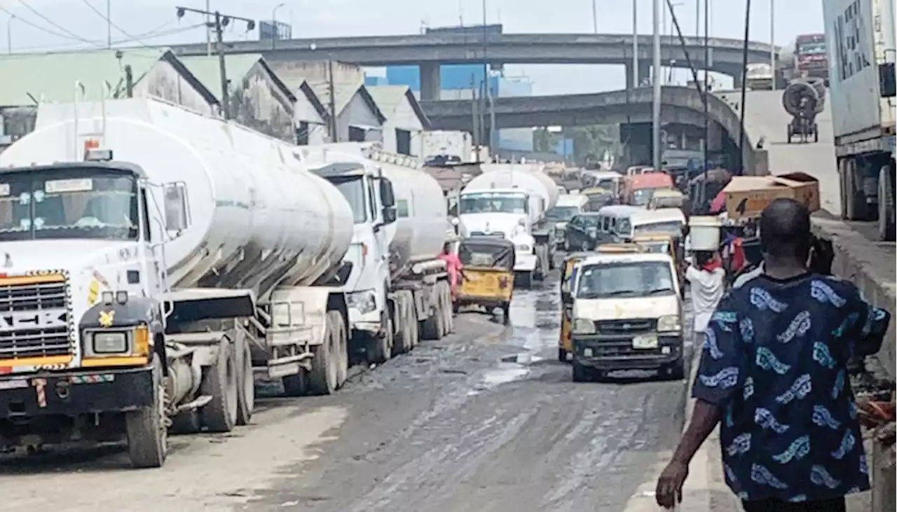 Motorists lament indiscriminate parking of trucks on Lagos road