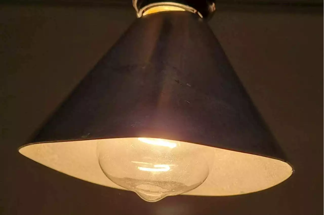 Air-purifying lampshade reduces indoor pollution via chemical reaction