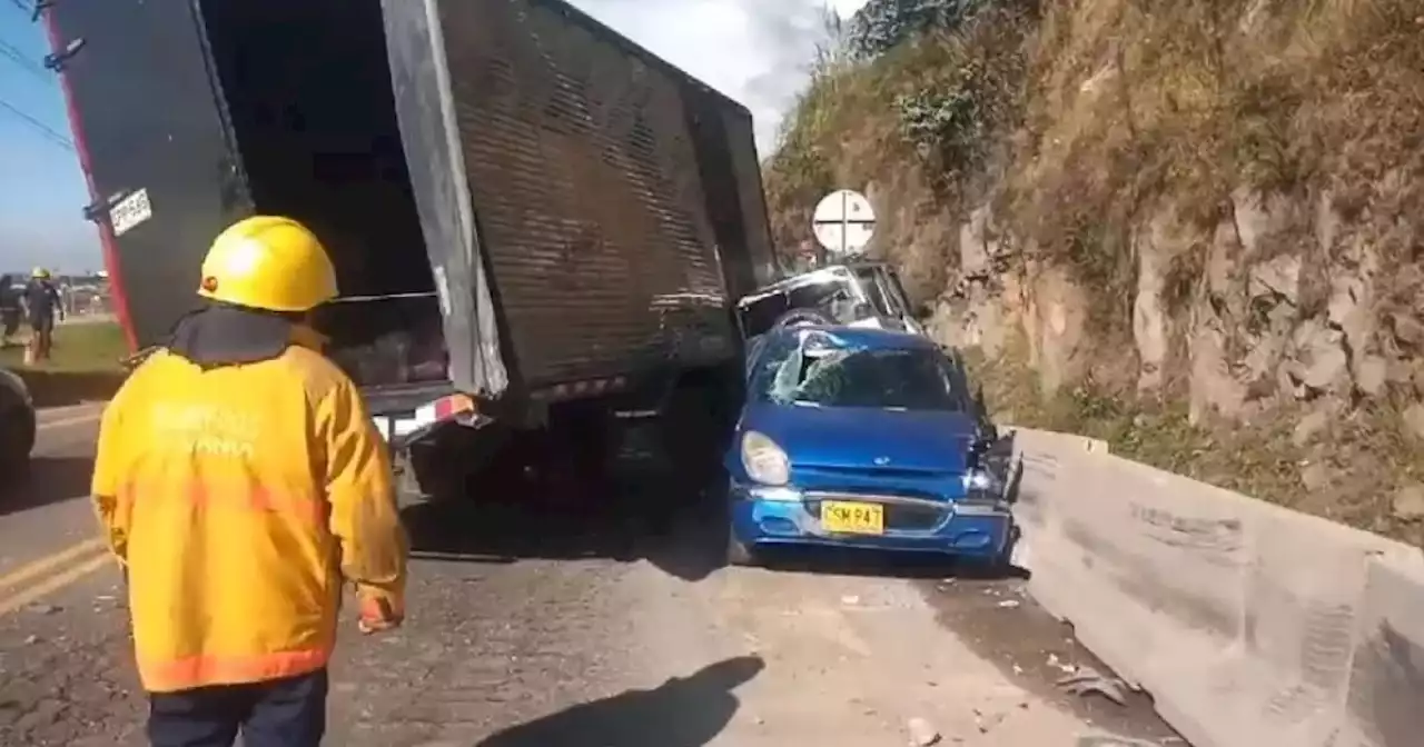 Accidente en la vía Bogotá-Girardot: furgón, al parecer sin frenos, chocó varios vehículos