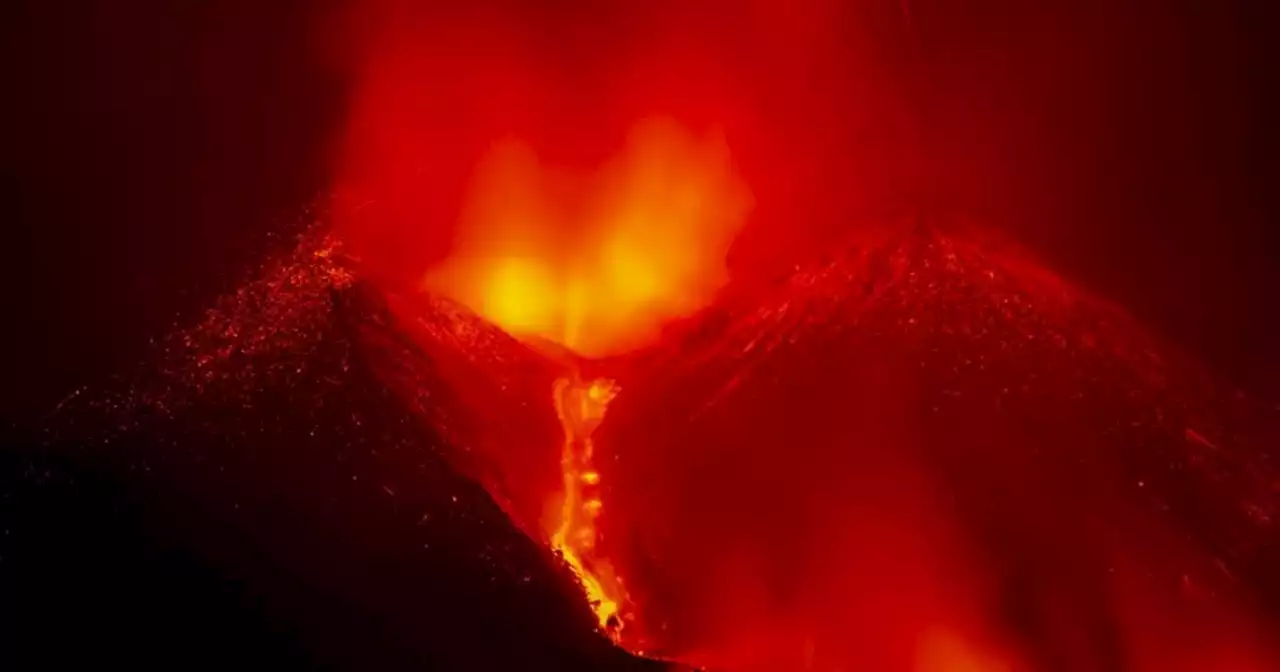 La erupción del volcán Etna, en Italia, provocó el cierre de los aeropuertos de la región