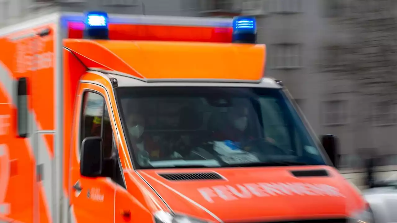 Unfall bei Mäharbeiten: 21-Jähriger schwer verletzt