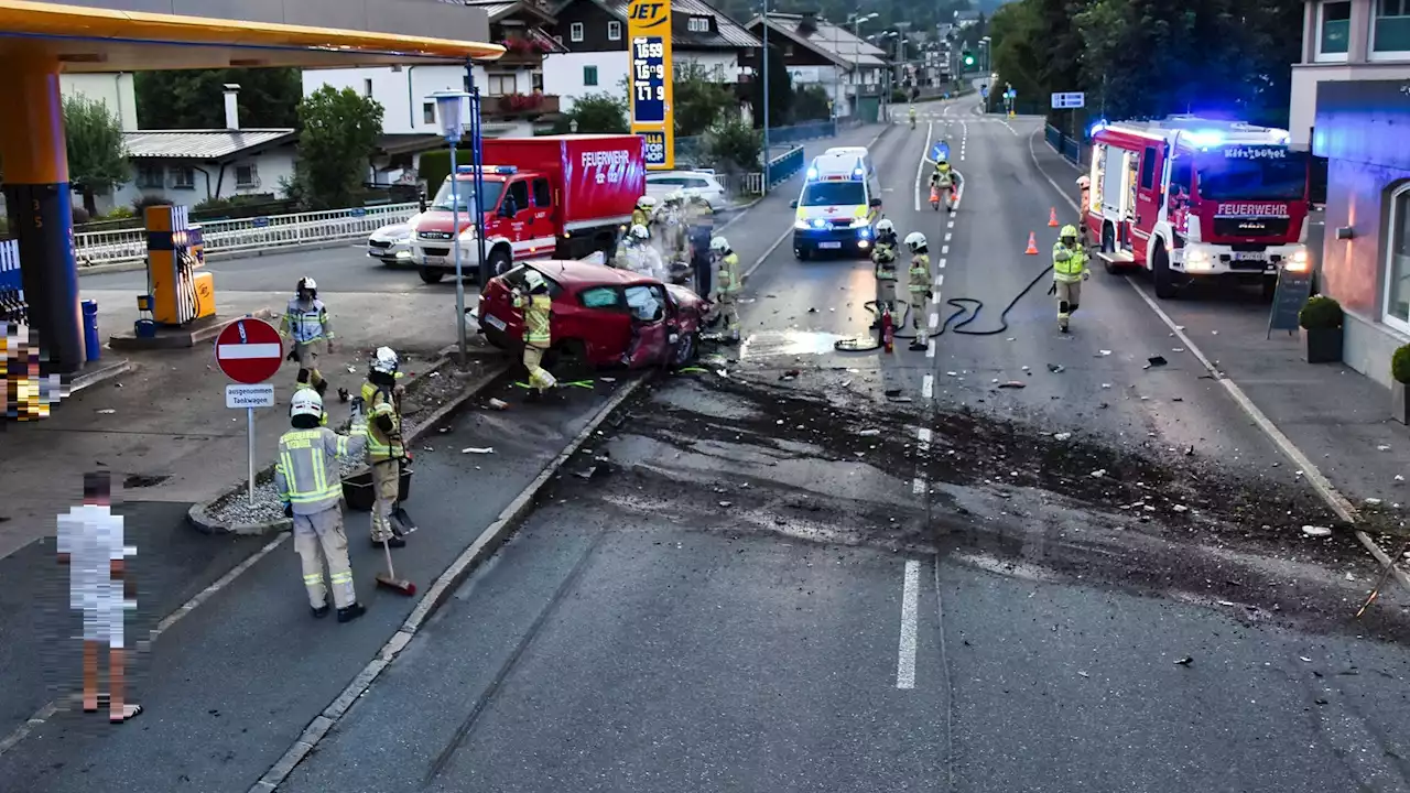 Auto crasht in Kitzbühel gegen Haus und wird vor Tankstelle geschleudert