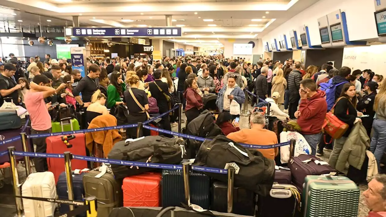 Se levantó el paro de maleteros que provocó la suspensión de 61 vuelos en Aeroparque y Ezeiza