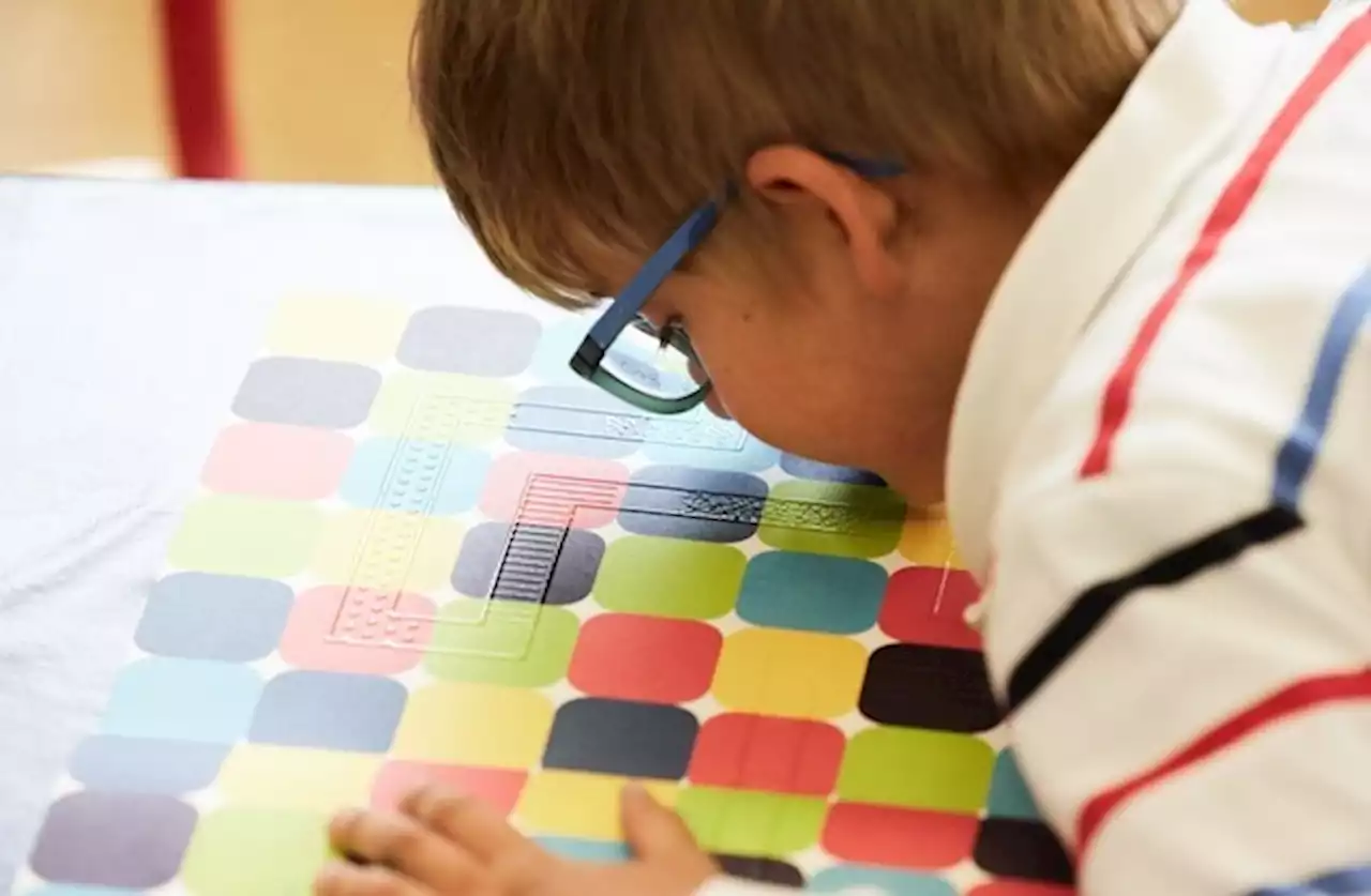 Blinde und sehende Kinder entdecken gemeinsam die Welt der Buchstaben