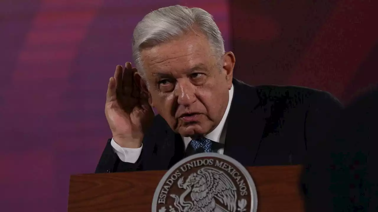 AMLO calla sobre jóvenes desaparecidos en Lagos de Moreno y cuenta chiste: 'No oigo'