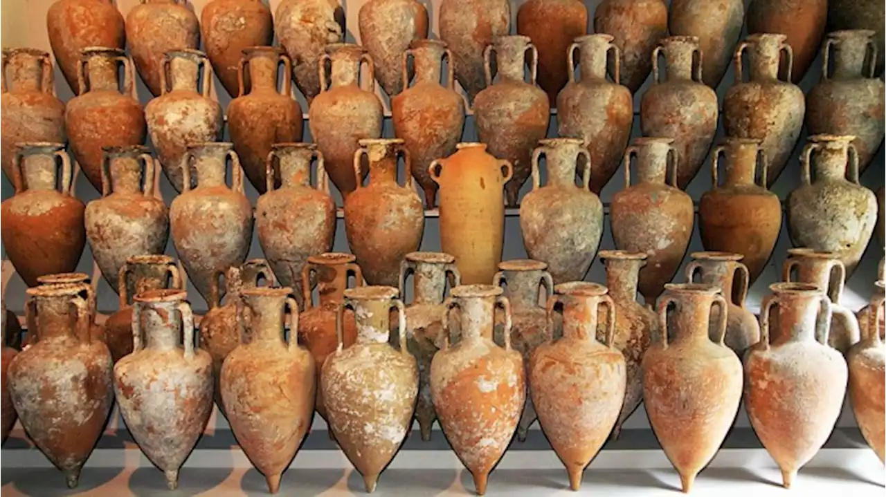 An Italian Man Found a ‘Perfectly Preserved’ 1,900-Year-Old Vase on the Beach