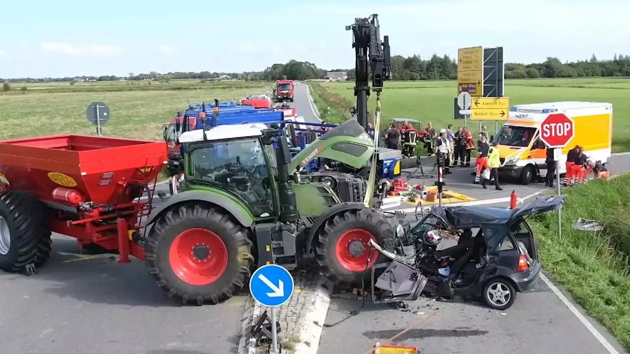 Traktor überrollt Auto und tötet 19-Jährige in Humptrup (Schleswig-Holstein): Retter berichtet