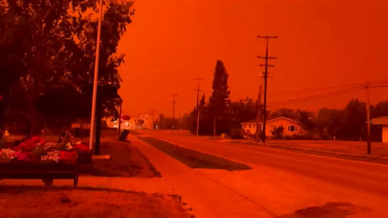 'Je ne pouvais rien voir devant moi': spectacle impressionnant au Canada, le ciel vire au rouge à cause des feux de forêts