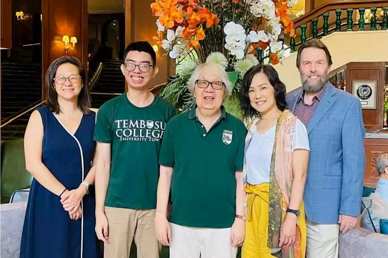 ‘Nothing short of a miracle’: Tommy Koh lauds car crash survivor on his graduation from NUS