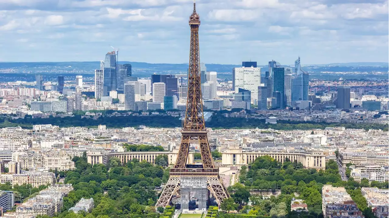 Im Eiffelturm geschlafen: Betrunkene amerikanische Touristen verbringen die Nacht auf Paris Wahrzeichen