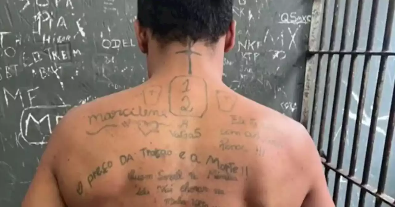 Tatuagem de homem preso por homicídio chama a atenção de policiais: 'Preço da traição é morte'