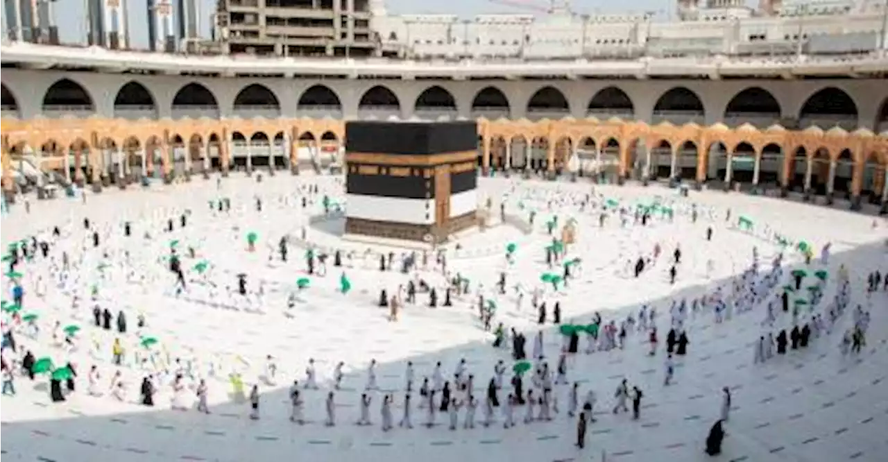 Saudi tells umrah pilgrims to wear face masks amid rise in new Covid variant cases