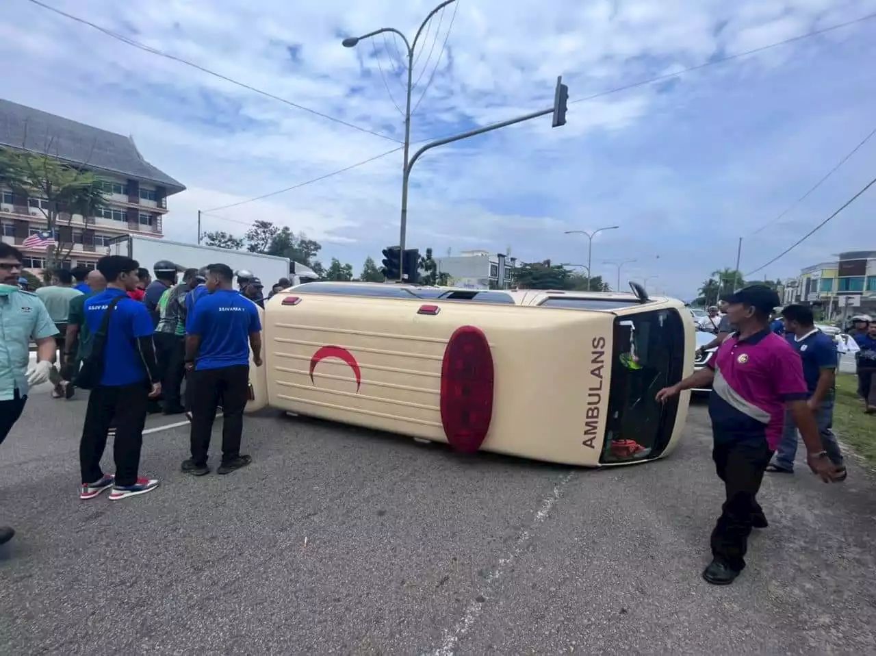 Ambulans bawa pesakit baru meninggal dunia terbabas, terbalik