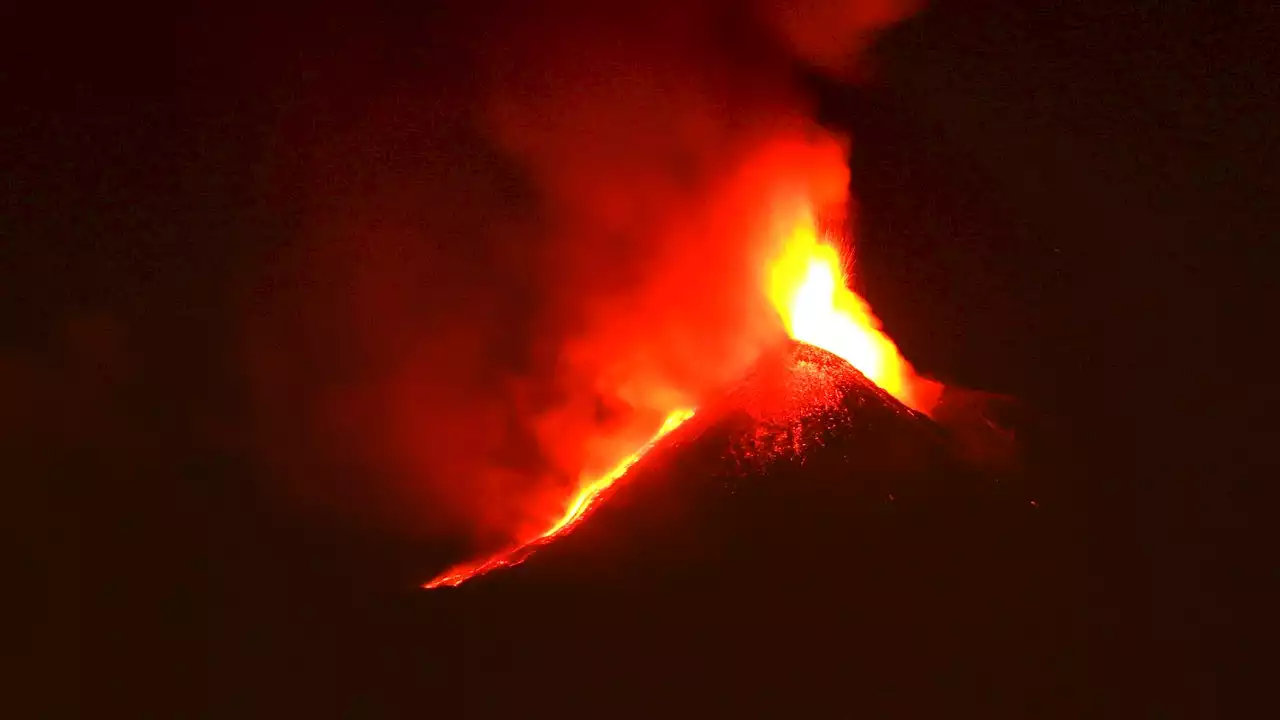 Etna, da attenzione a preallarme per il rischio eruzione: che cosa significa