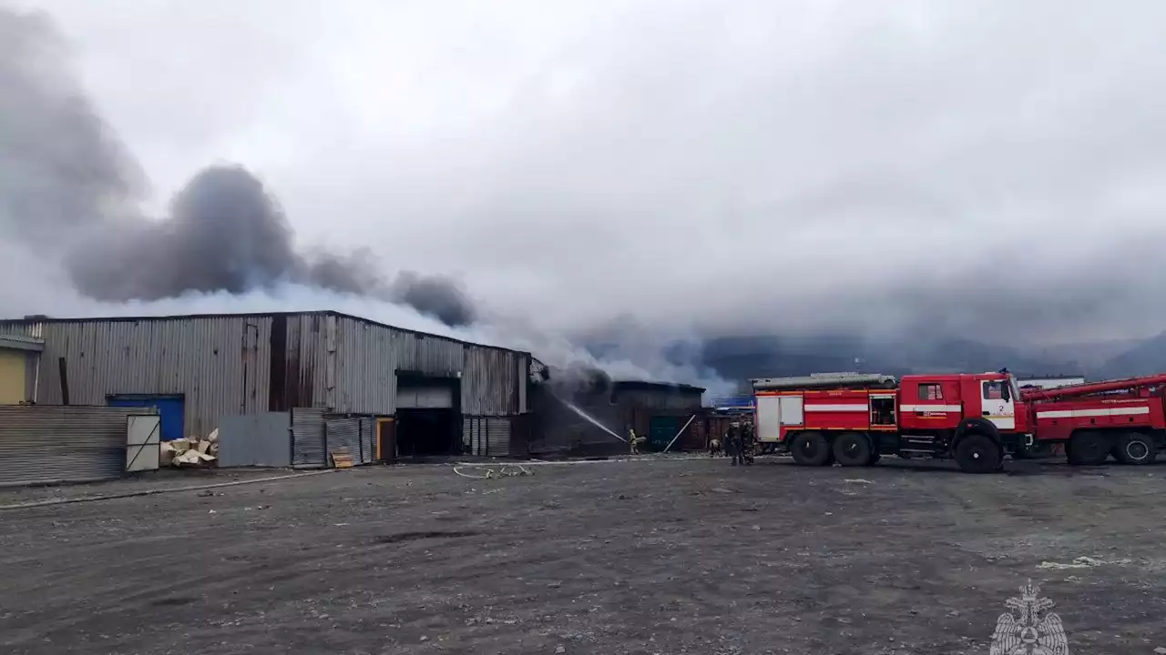 Пожарные Норильска борются с огнем на площади более тысячи 'квадратов'