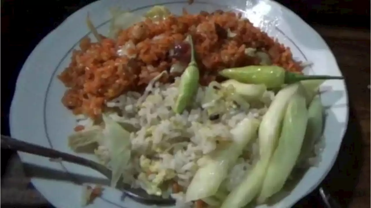 Peringati Kemerdekaan, Penjual Nasi Goreng di Jombang Sajikan Menu Merah Putih