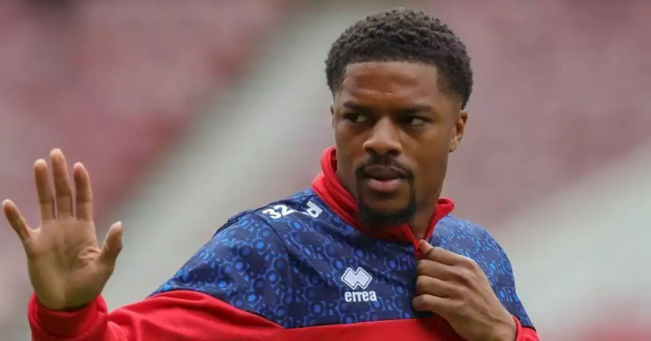 Buitenspel: Akpom hint subtiel op naderende presentatie, spits toont Ajax-shirt