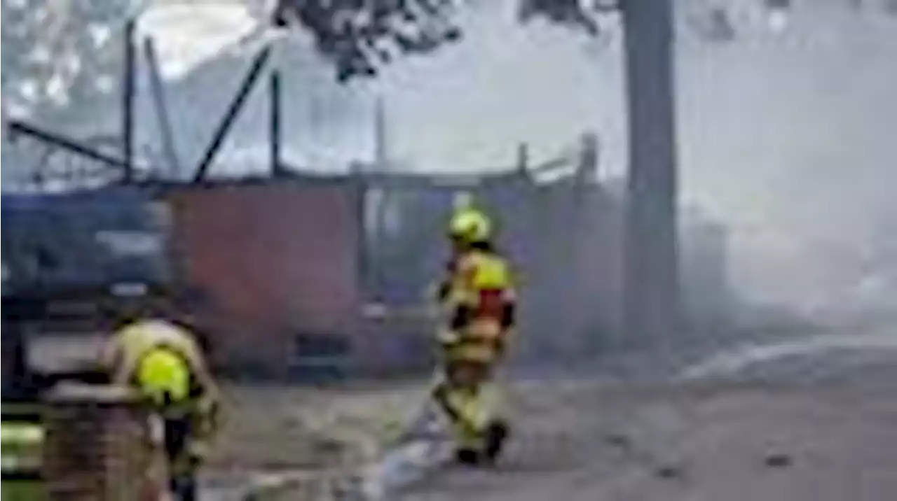 feuerwehr bekämpft letzte glutnester nach scheunenbrand im blockland