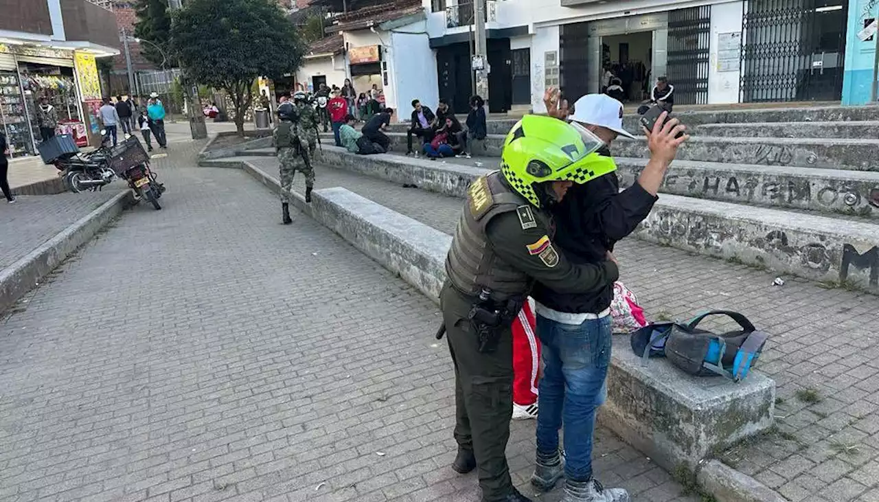 Con mini uzi de juguete, dos menores de 15 años atracaron a un taxista en Antioquia