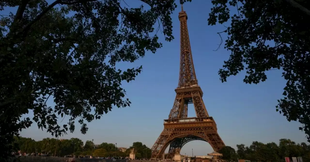 Two Americans arrested after being trapped in Eiffel Tower