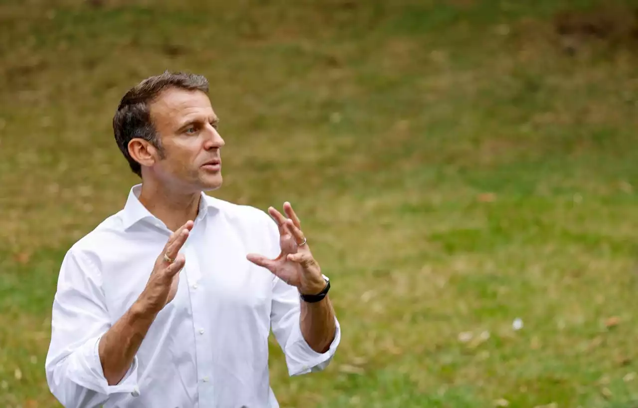 Macron met en pause ses vacances pour des cérémonies à Bormes-les-Mimosas