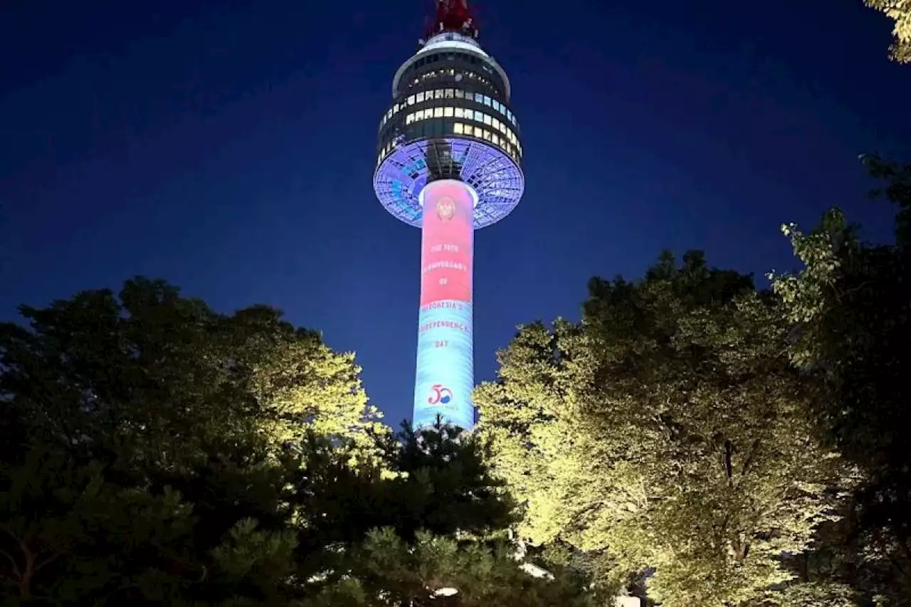 Lampu bertema merah putih hiasi tempat ikonik di Seoul, Korea Selatan