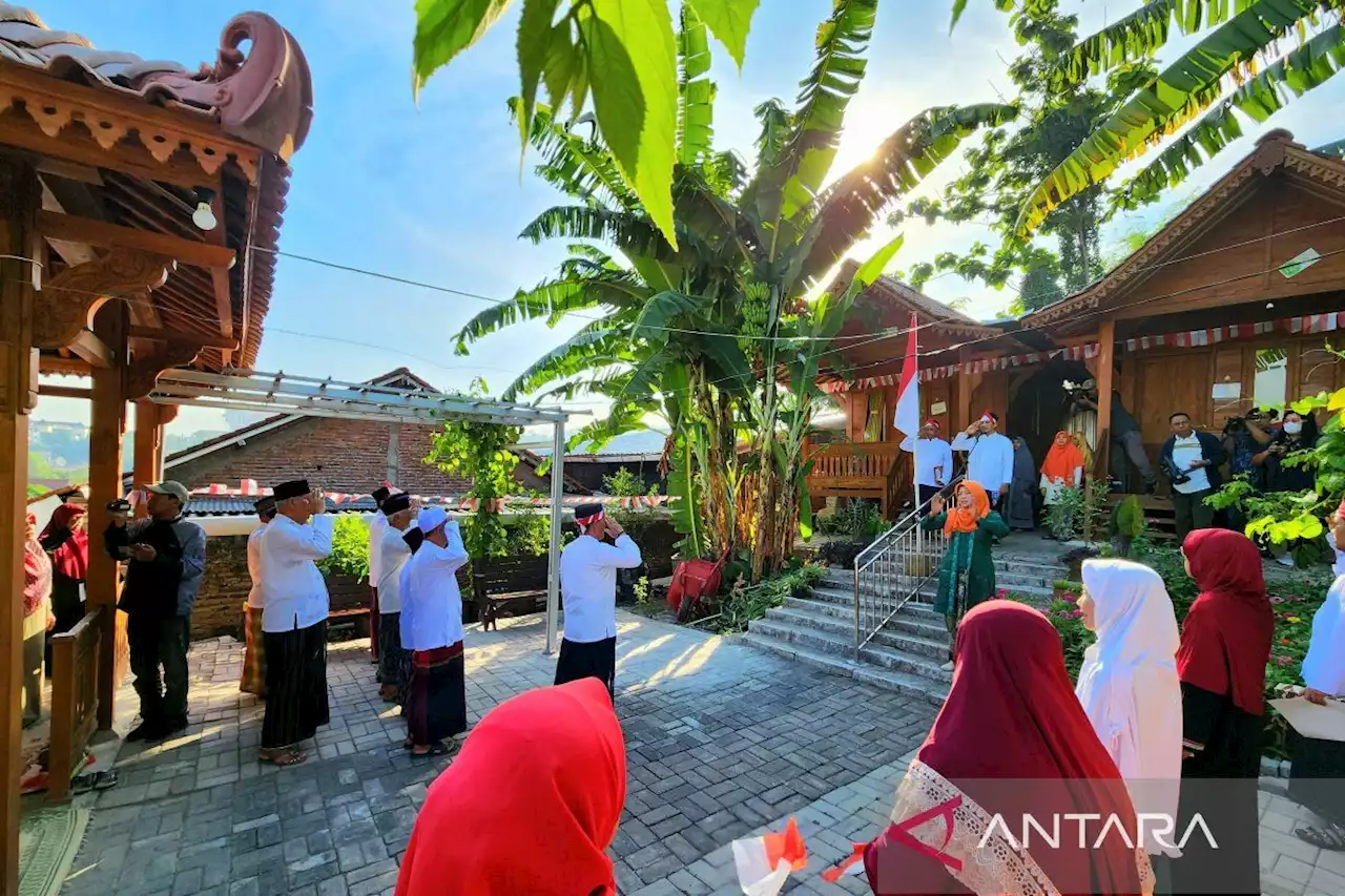 Puluhan santri lansia di Semarang ikuti upacara HUT Kemerdekaan RI