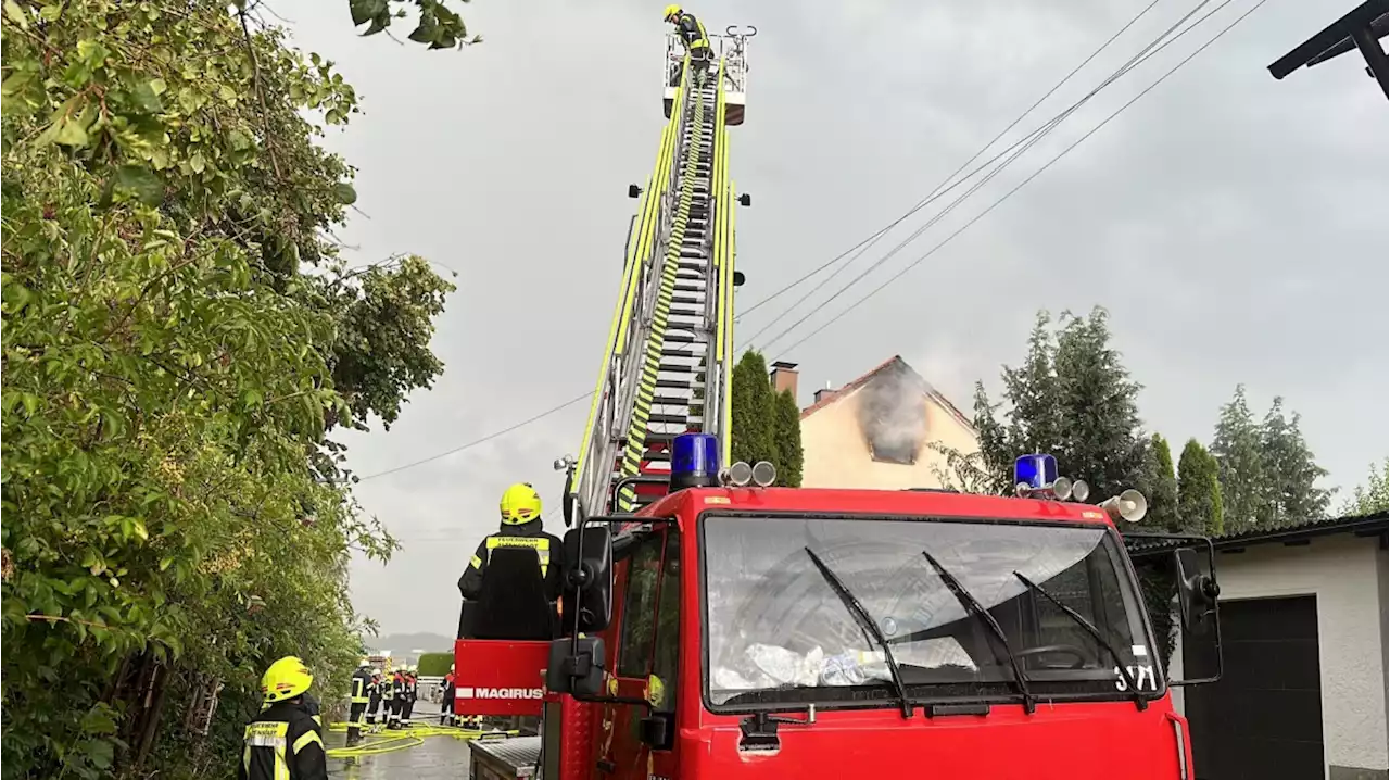 Haus brennt nach Blitzeinschlag bei Gewitter in Pleß im Unterallgäu