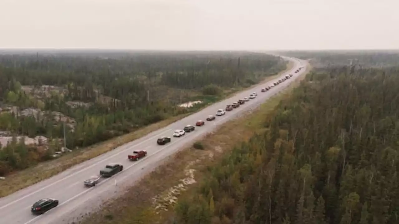 Yellowknife begins evacuation as wildfires approach