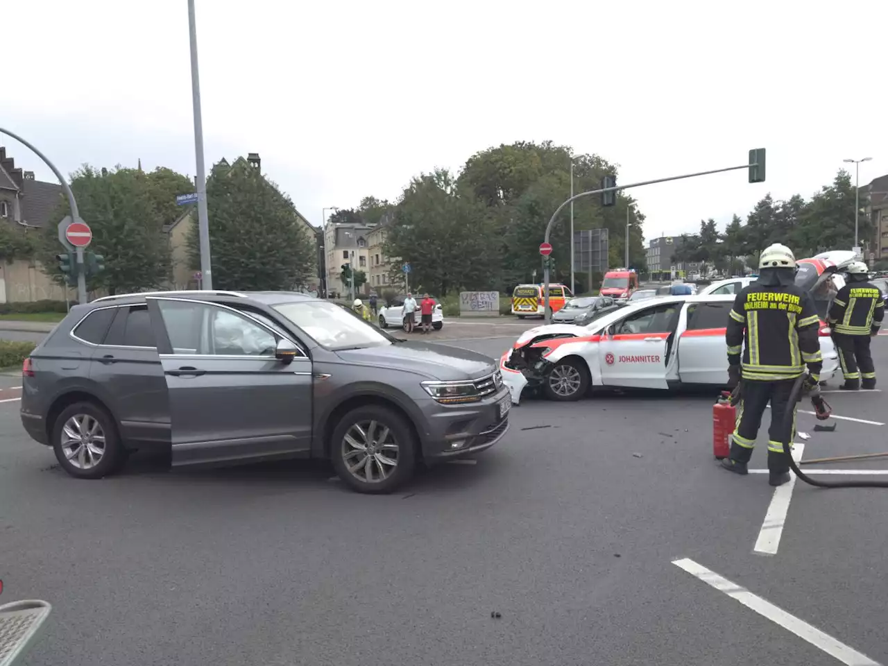 Blutkonserventransporter auf der Einsatzfahrt verunfallt