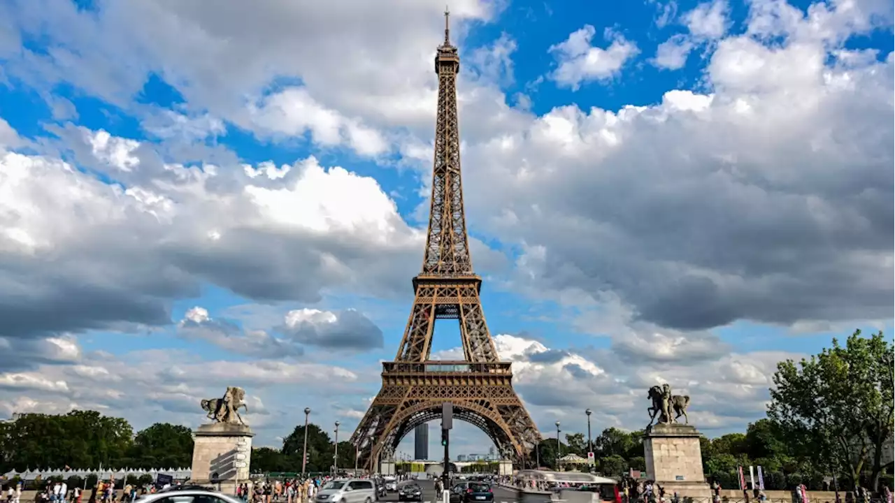 Man arrested after jumping off Eiffel Tower with a parachute