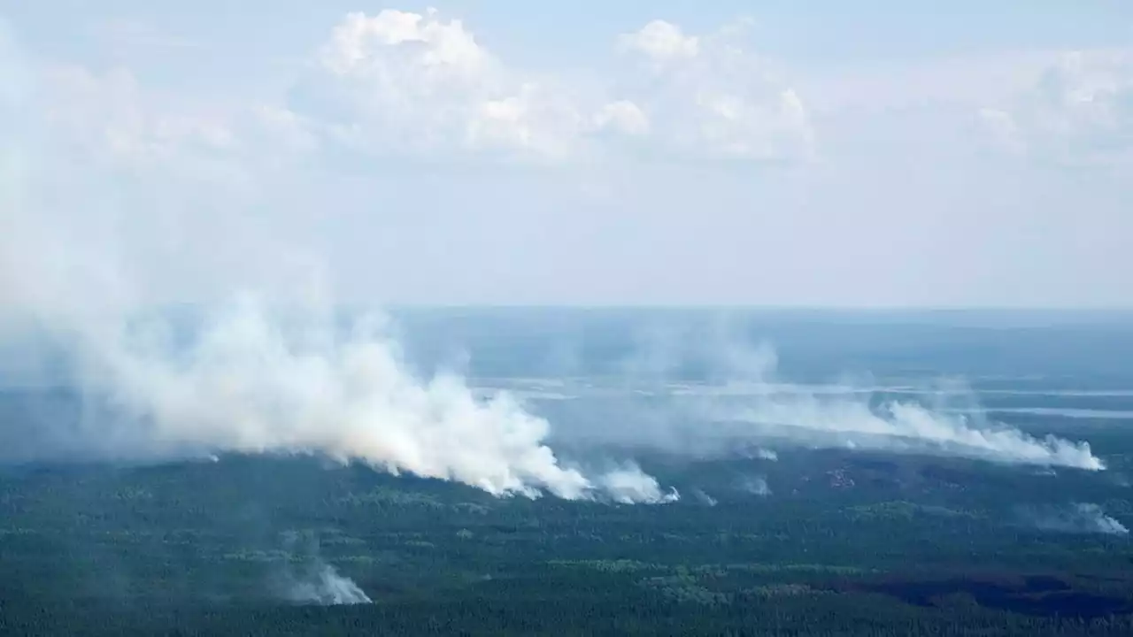 Tiotusentals evakueras i norra Kanada