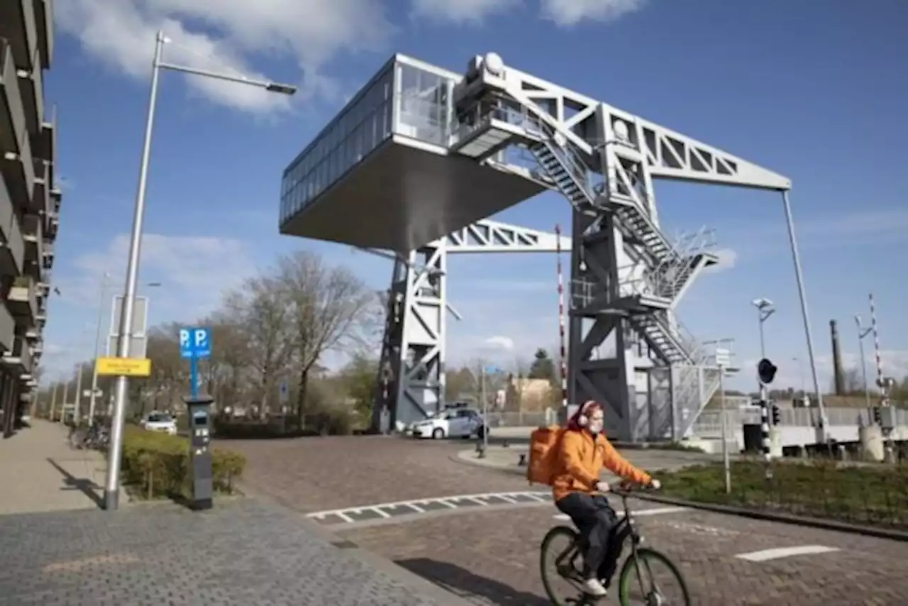 Een brug als een kermisattractie: het draaiende paviljoen van John Körmeling in Tilburg