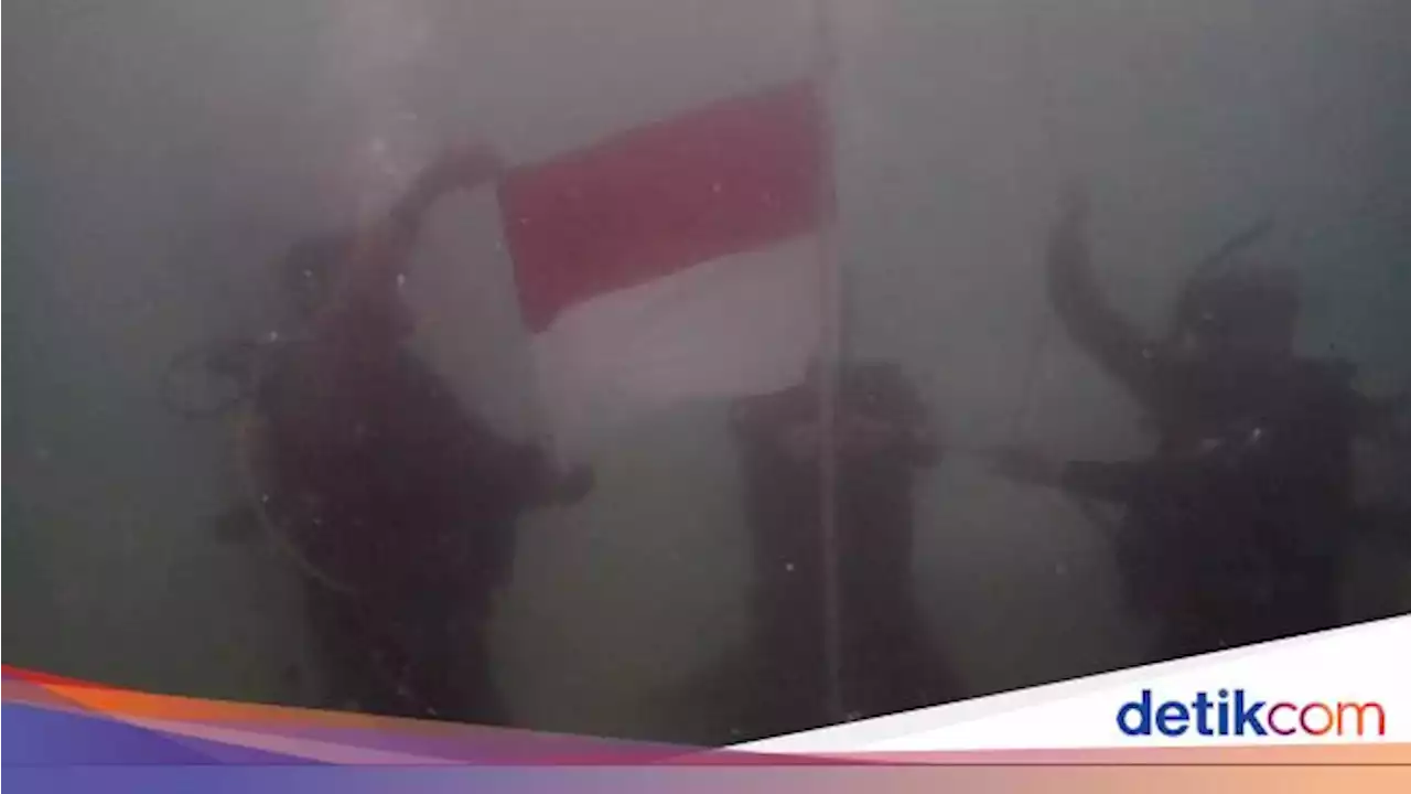 BPBD Kepri Kibarkan Merah Putih di Bawah Laut Perbatasan Bintan-Malaysia