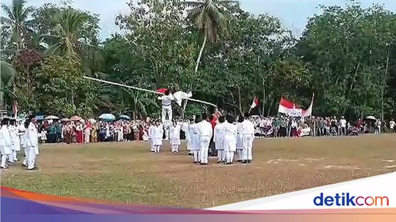 Perbaiki Bendera Nyangkut Saat Pengibaran, Pelatih Paskibra di Lampung Terjatuh