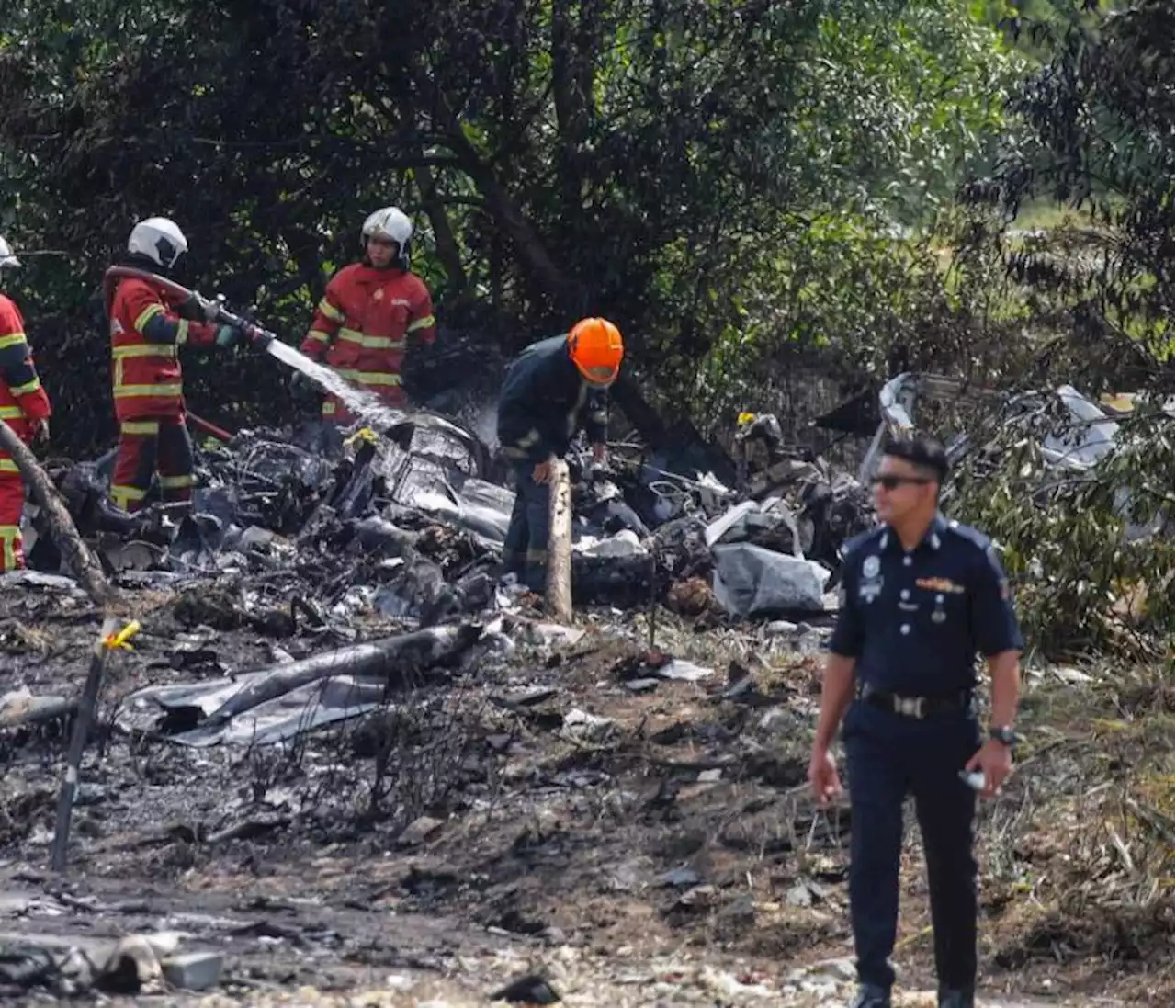 Al menos diez muertos al estrellarse una avioneta en una autovía