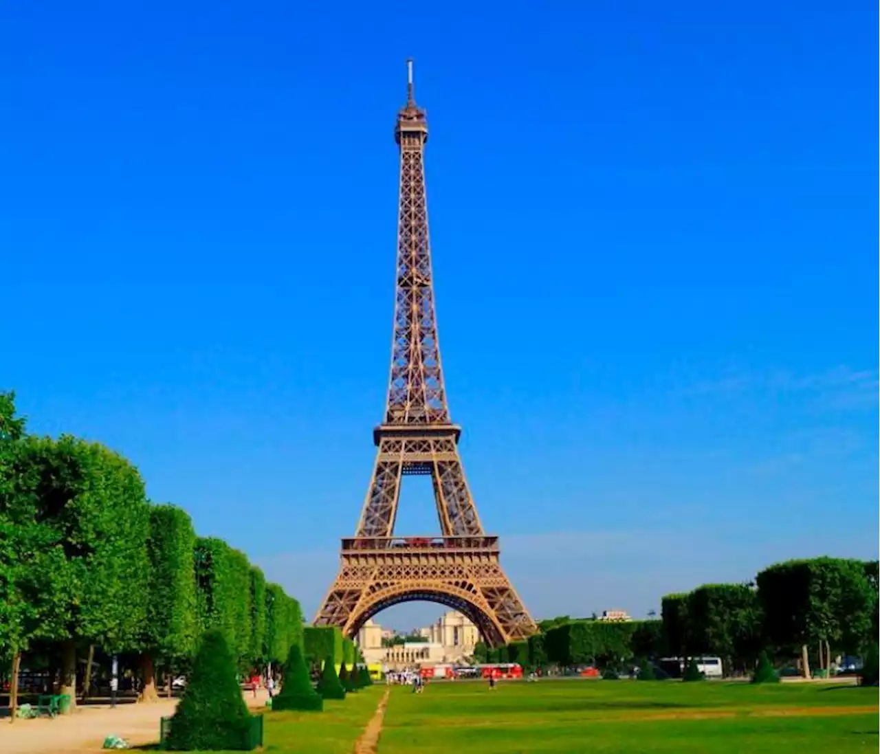 Hombre fue detenido por colarse en la Torre Eiffel y saltar en paracaídas