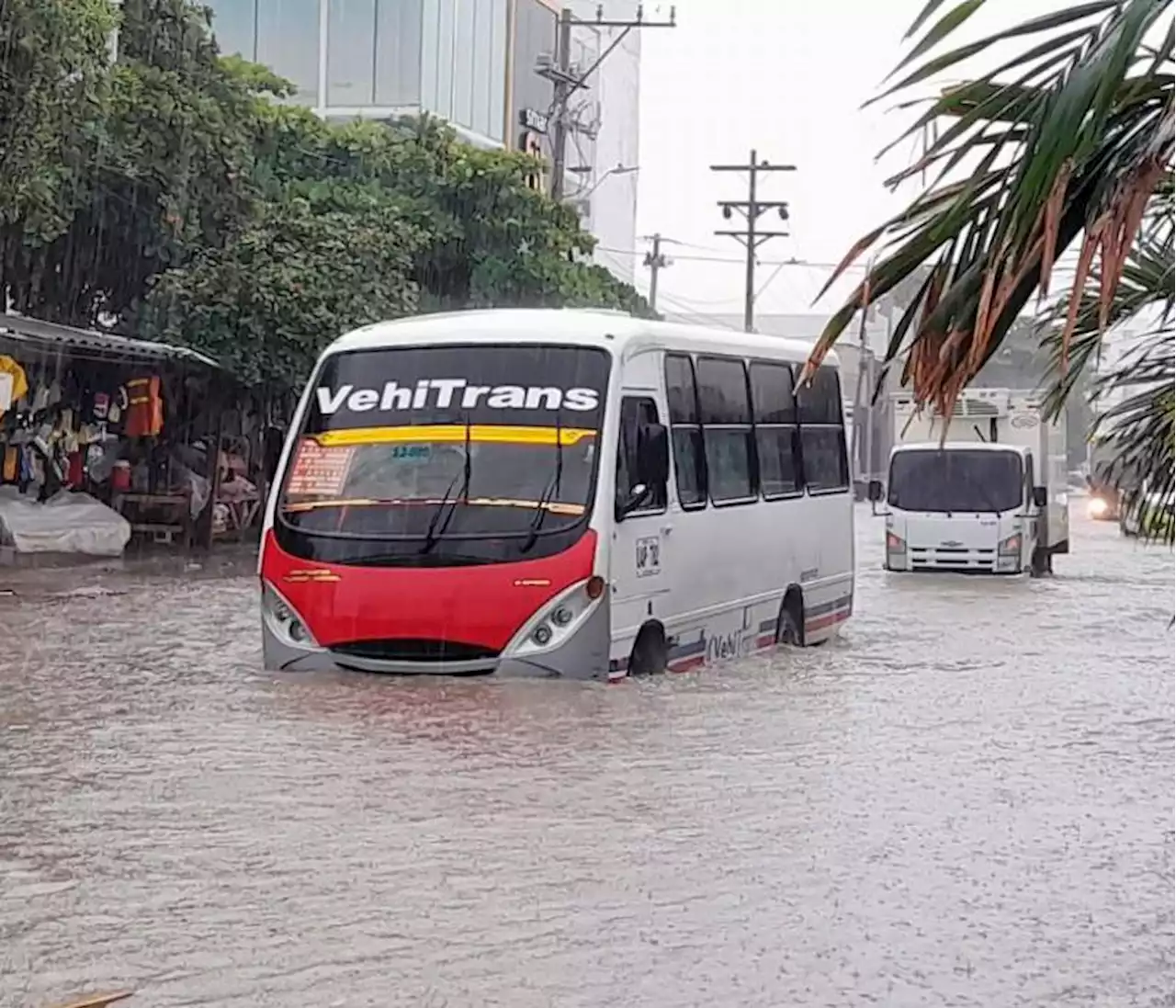 Llueve en Cartagena: calles inundadas, carros arrastrados y caos vehicular