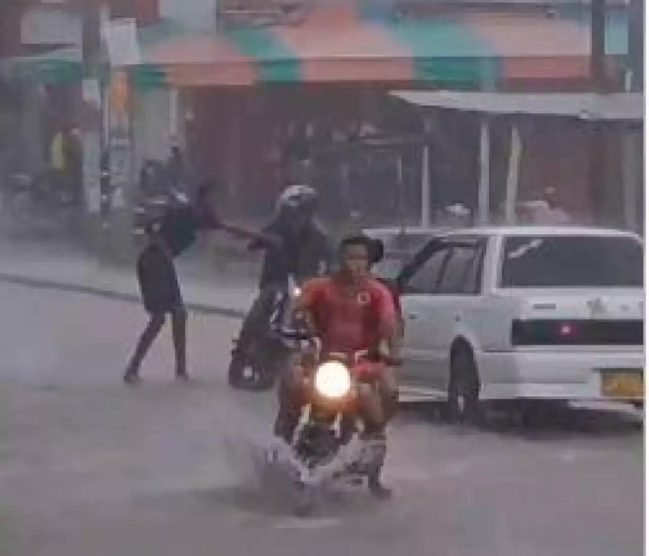 (Video) Aprovechando la lluvia, ladrones le roban a motociclista en Olaya