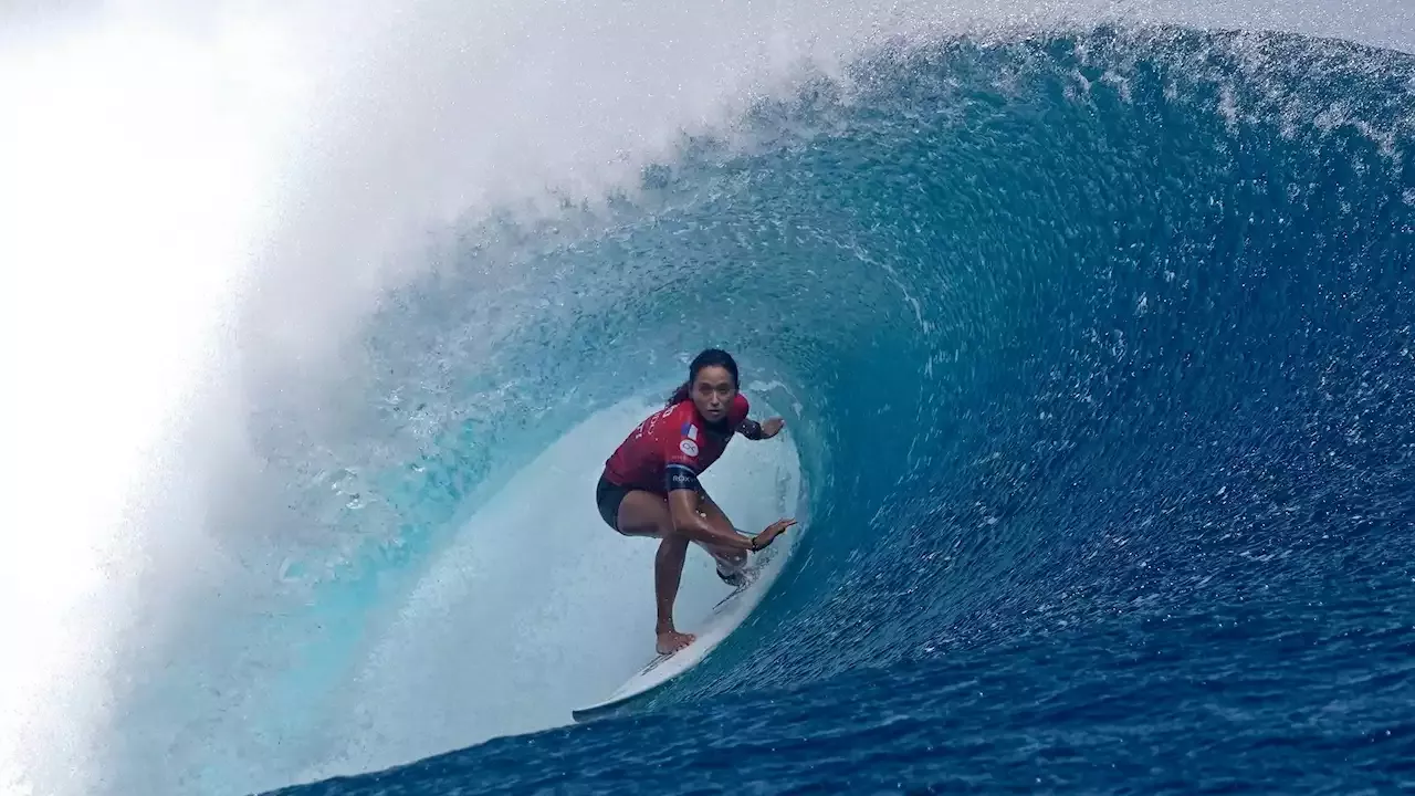 Surf La Fran Aise Vahin Fierro S Incline En Demie Du Tahiti Pro