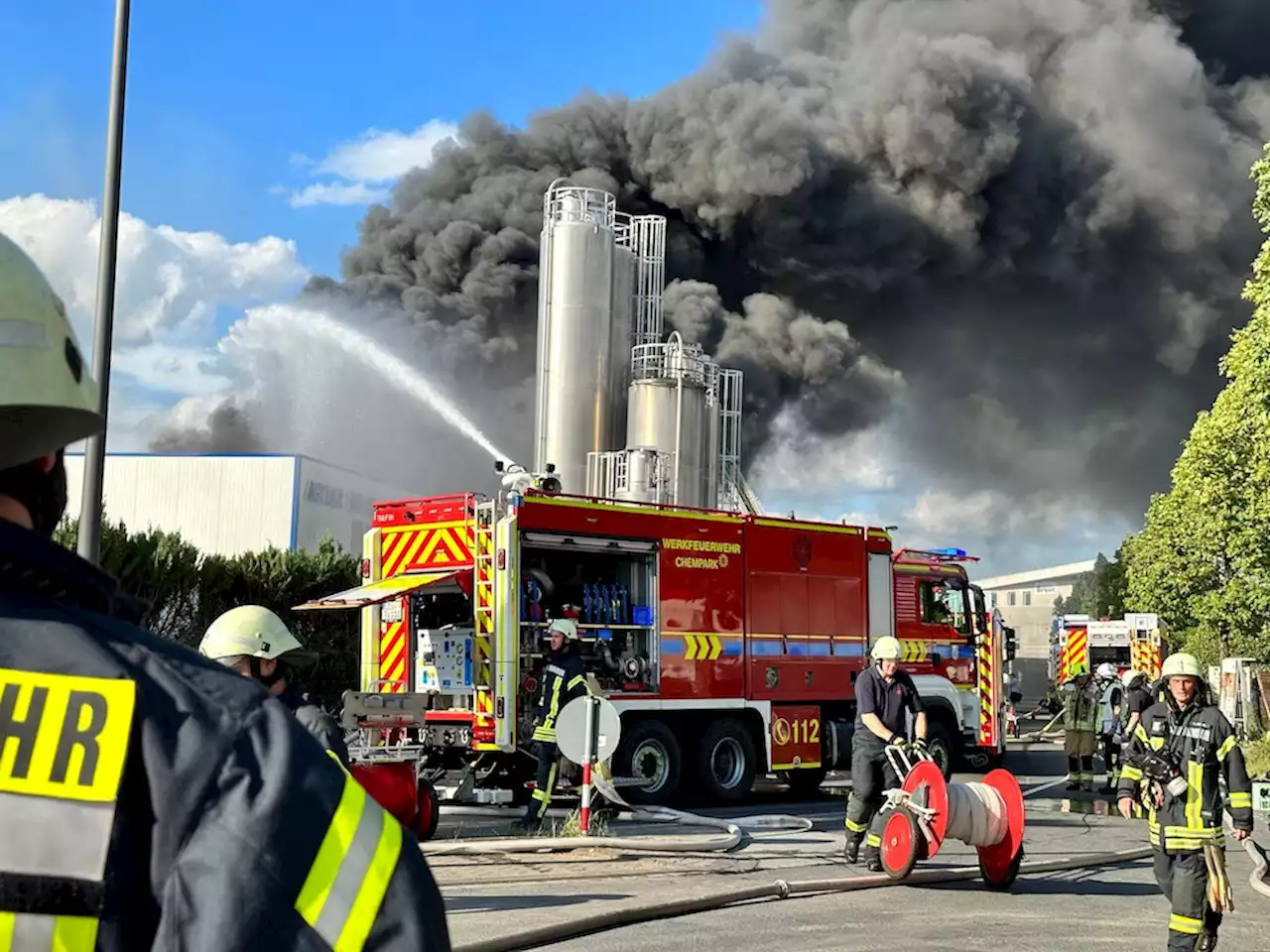 Feuer in Leverkusen: Löscharbeiten in Bäckerei dauern an