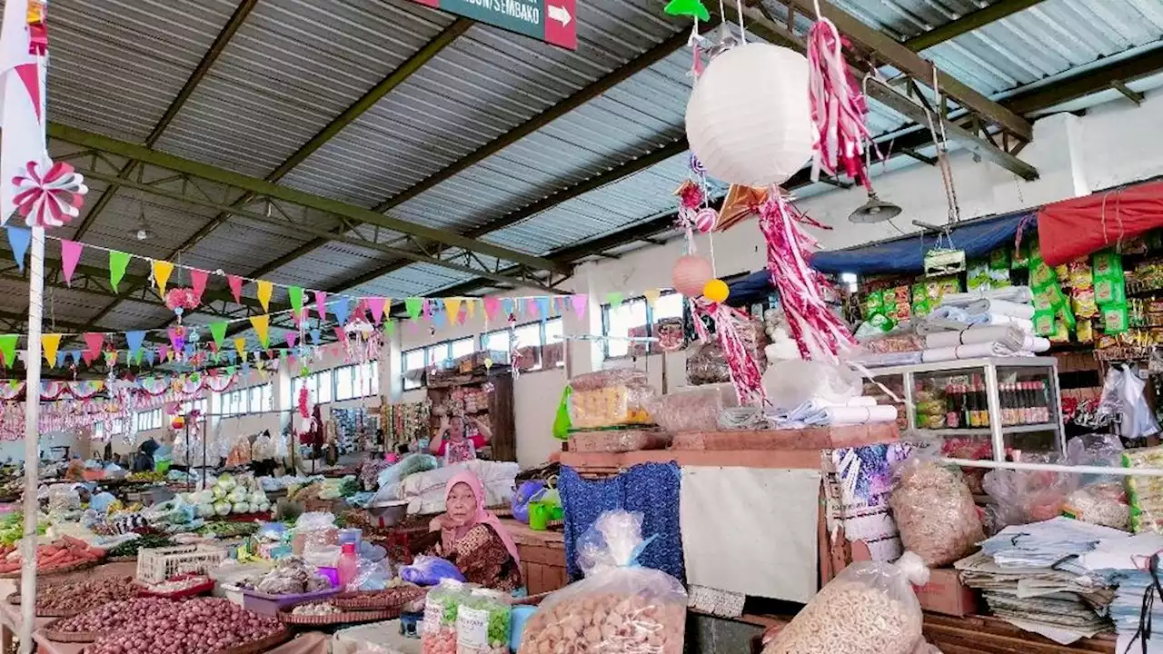 Market Vendors in Magelang Prepare Dozens of Tumpeng to Celebrate the Indonesian Independence Day Celebration