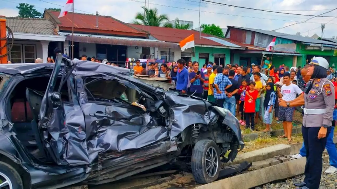 Mobil Tertabrak Kereta di Tebing Tinggi, Satu Tewas