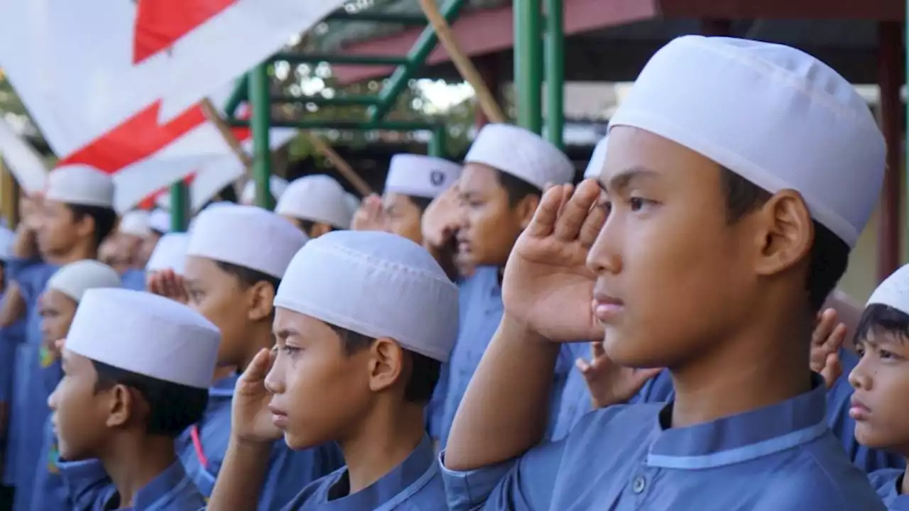 Republic of Indonesia Anniversary Commemoration at the Al Mukmin Ngruki Islamic Boarding School Takes Care of National Unity