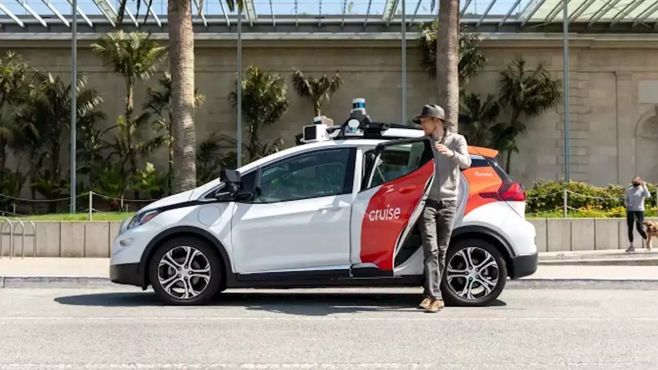 Cruise AV Robotaxi Gets Stuck In Wet Concrete In San Francisco