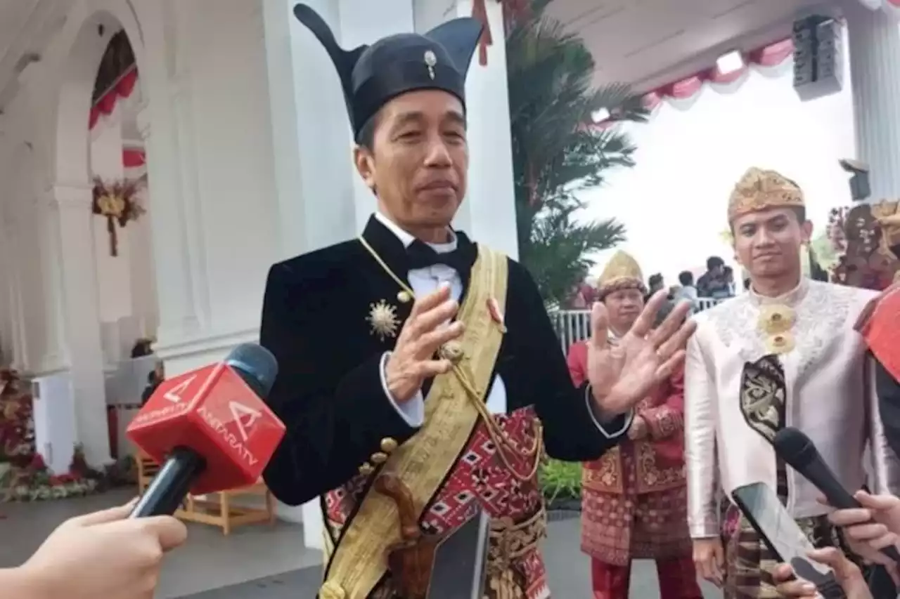 Jokowi Sapa Masyarakat yang Hadir pada Upacara Detik-Detik Proklamasi di Istana Merdeka