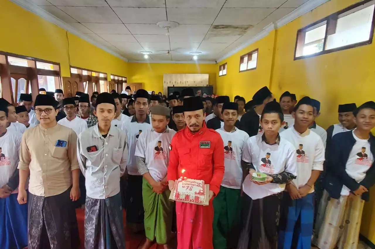 Rayakan Kemerdekaan RI, Gus-Gus Nusantara Ganjar Potong Kue & Doa Bersama di Tulungagung