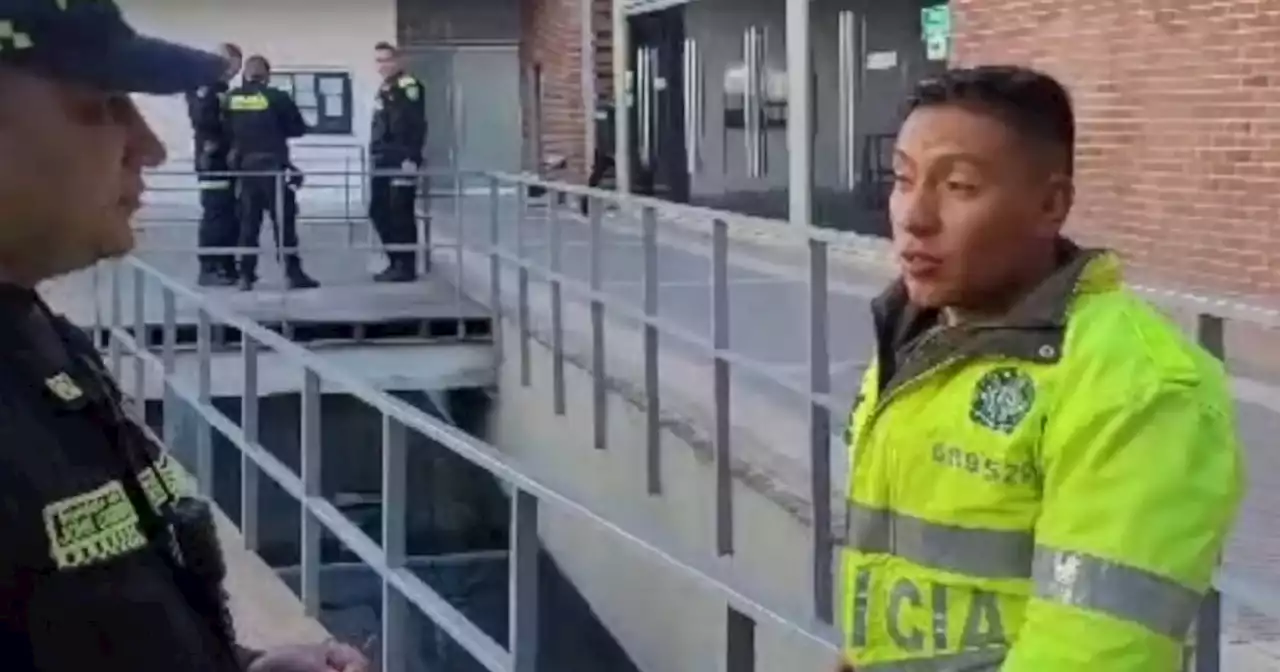 (VIDEO) Capturan a policías que llegaron borrachos a trabajar en Bogotá: No se podían tener