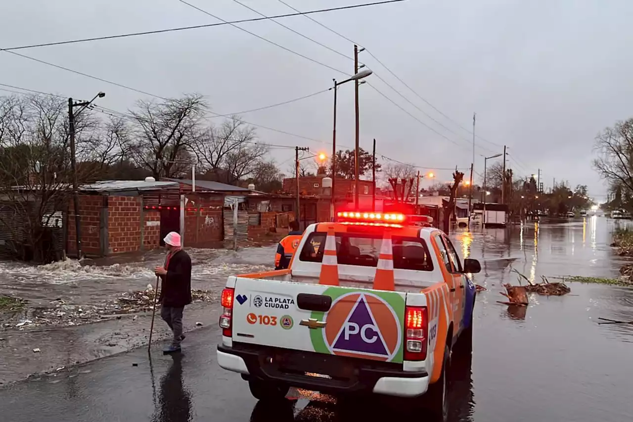 La Plata enfrenta graves inundaciones y evacúan vecinos por el temporal de fuertes lluvias