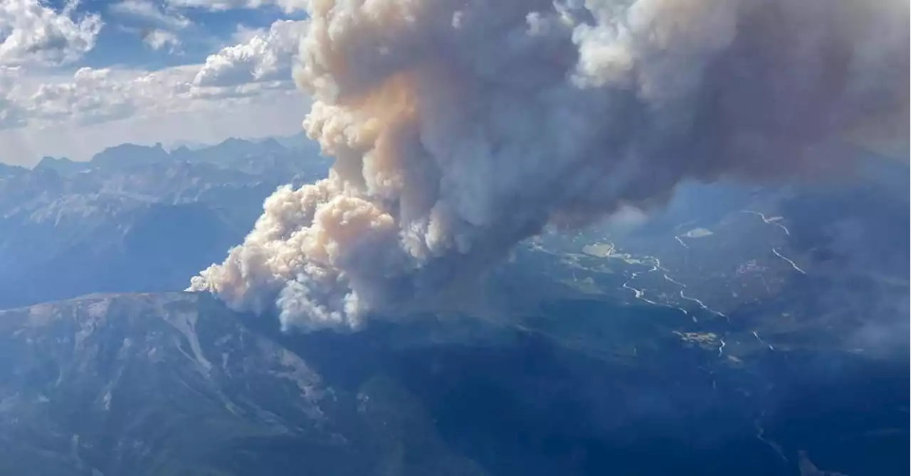 Évacuation de la plus grande ville du Nord canadien en raison des feux de forêt